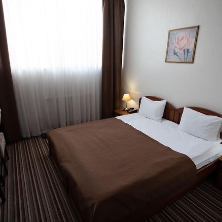 Hotel Kopa - Жовква Екстериор снимка