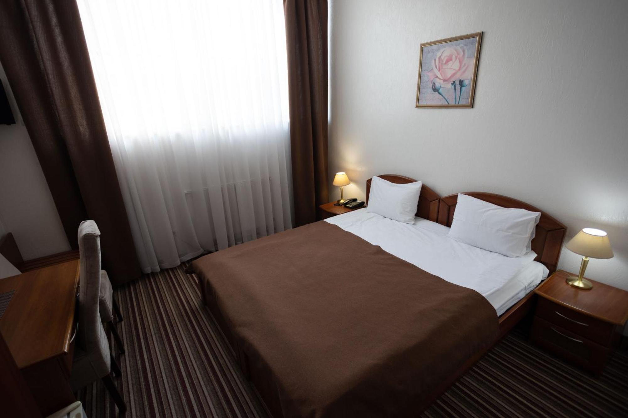 Hotel Kopa - Жовква Екстериор снимка